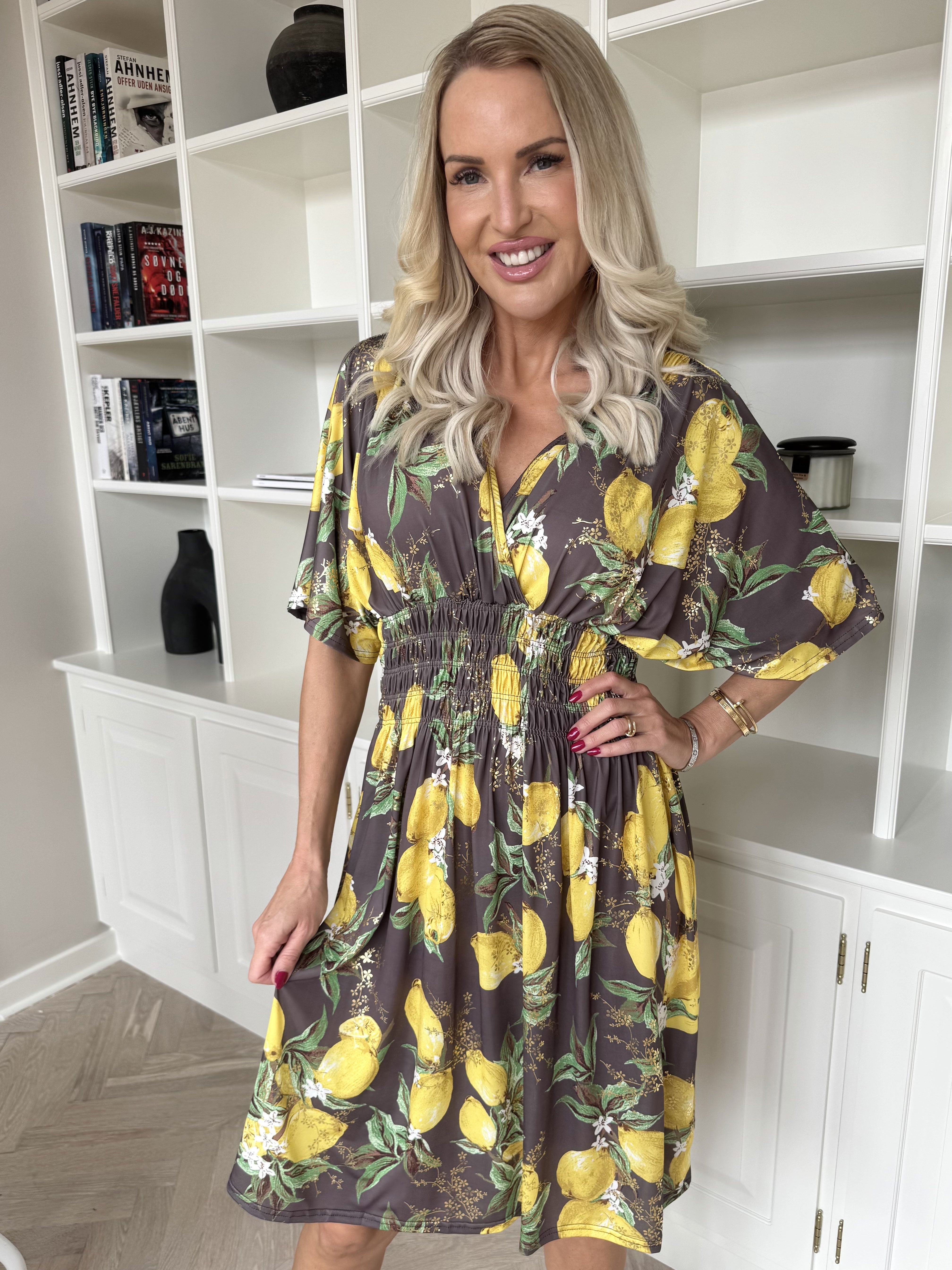 Pams Lemon Short - Elastisk kjole med citroner og guld detaljer